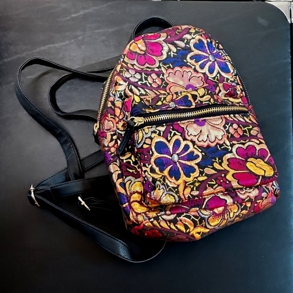 🔥NEW Metallic Floral Mini Backpack Never Used Beautiful NWOT